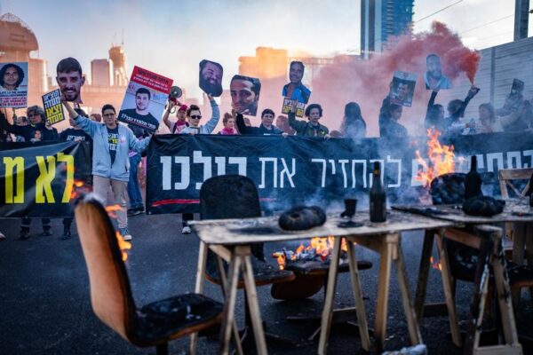 הפגנת משפחות החטופים באיילון צפון (צילום: אריק מרמור/פלאש90)