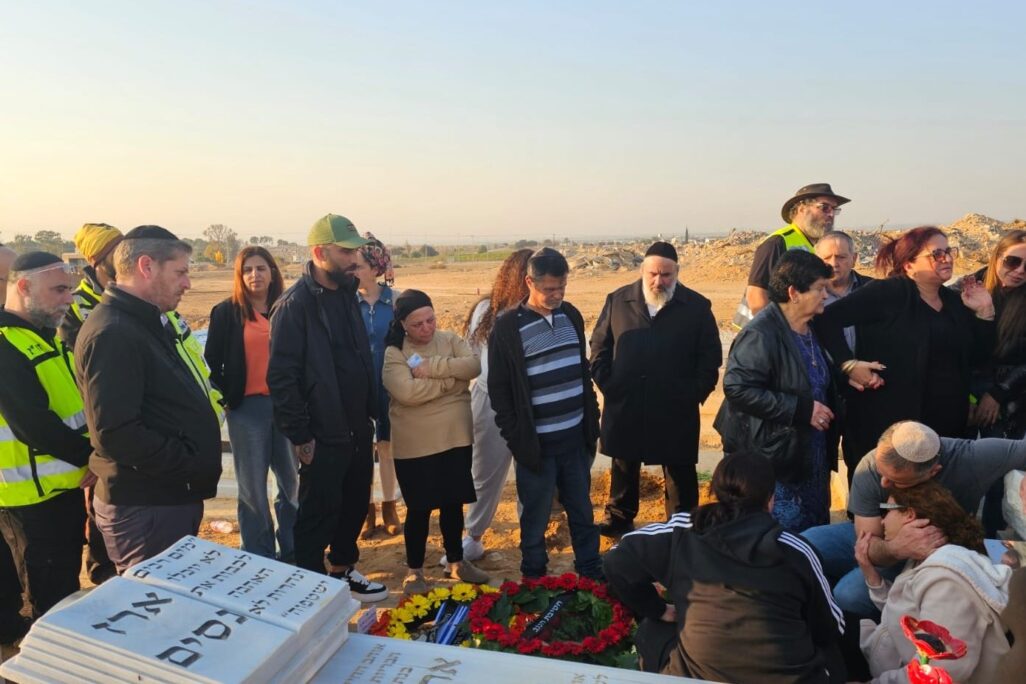 הלווייתו של קובי אביטן, שנהרג בציר נצרים ברצועה מאש כוח צה״ל עקב טעות בזיהוי (צילום: זק״א)- הלווייתו של קובי אביטן, שנהרג בציר נצרים ברצועה מאש כוח צה״ל עקב טעות בזיהוי (צילום: זק״א)