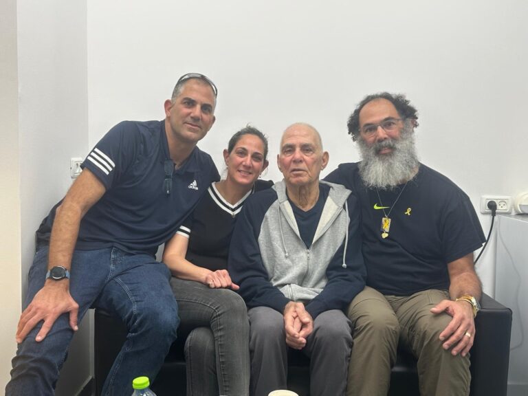 גדי מוזס במפגש הראשון עם ילדיו יאיר, מורן ועודד לאחר שחרורו מהשבי (צילום: דובר צה"ל)