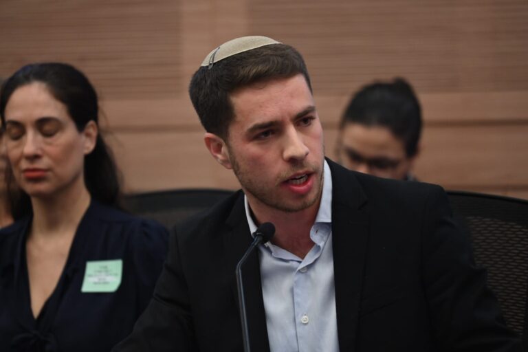 יאיר פארן. "היריקה בפרצוף היא מכל אחד ואחת שירים יד בעד חוק גיוס כזה, שמפלה בין דם לדם" (צילום: אור גואטה)