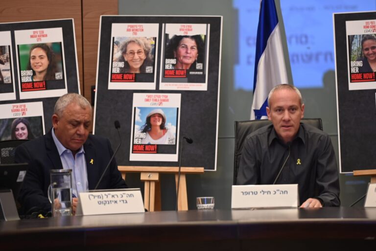 ח"כ חילי טרופר וח"כ גדי אייזנקוט בכנס. "לא כל דרישה שצעירים חרדים ישרתו משמעותה שנאה" (צילום: אור גואטה)