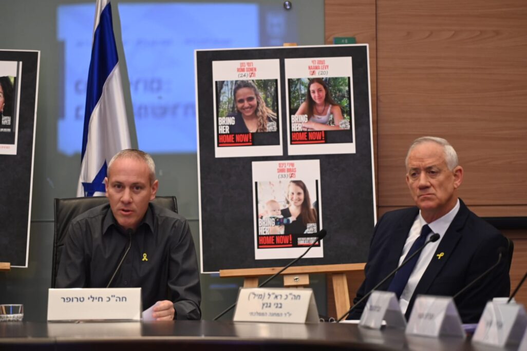 יו"ר המחנה הממלכתי ח"כ בני גנץ וח"כ חילי טרופר בכנס 'ברית המשרתים' (צילום: אור גואטה) יו"ר המחנה הממלכתי ח"כ בני גנץ וח"כ חילי טרופר בכנס 'ברית המשרתים' (צילום: אור גואטה)