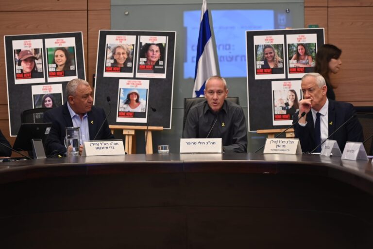 יו"ר המחנה הממלכתי ח"כ בני גנץ, ח"כ חילי טרופר וח"כ גדי אייזנקוט. טרופר: "לא כל דרישה שחרדים ישרתו משמעותה שנאה" (צילום: אור גואטה)