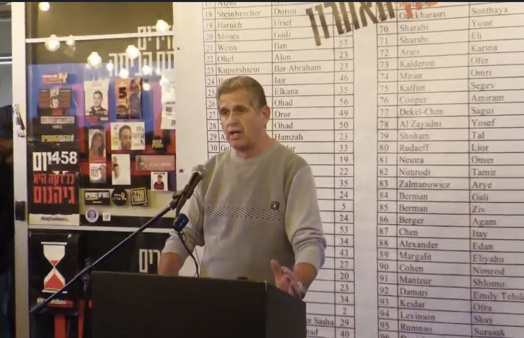ירון אור, אביו של החטוף אבינתן אור בהצהרת משפחות החטופים (צילום: מתוך השידור החי)