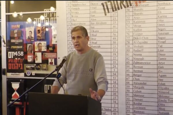 ירון אור, אביו של החטוף אבינתן אור בהצהרת משפחות החטופים (צילום: מתוך השידור החי)