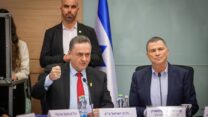 שר הביטחון ישראל כ"ץ ויו"ר ועדת חוץ וביטחון יולי אדלשטיין (צילום: נועם מושקוביץ/דוברות הכנסת)