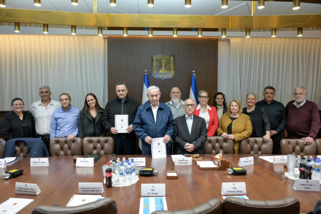 ראש הממשלה בנימין נתניהו מקבל את המלצות הדו"ח של ועדת נגל לתקציב הביטחון ובניין הכוח (צילום: מעיין טואף/לע"מ)