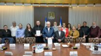 ראש הממשלה בנימין נתניהו מקבל את המלצות הדו"ח של ועדת נגל לתקציב הביטחון ובניין הכוח (צילום: מעיין טואף/לע"מ)