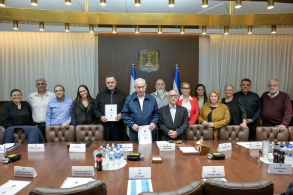 ראש הממשלה בנימין נתניהו מקבל את המלצות הדו"ח של ועדת נגל לתקציב הביטחון ובניין הכוח (צילום: מעיין טואף/לע"מ)