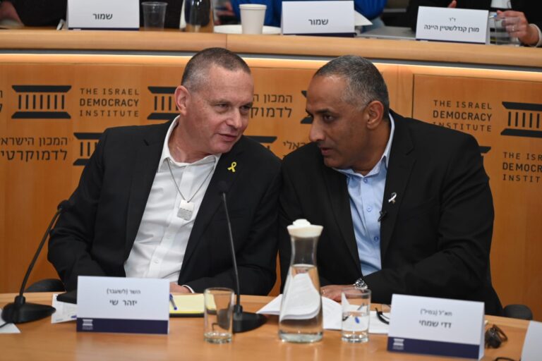 תא"ל במיל' דדי שמחי (מימין) והשר לשעבר יזהר שי, בכנס המכון הישראלי לדמוקרטיה. שי: "אתה יכול להיות גם נשיא בית המשפט העליון העולמי עם 50 שנות ותק, ויגידו לך שאתה בוגד, משת"פ עלוב, מי שמך ועכשיו התחילו לקרוא לדדי גם 'כבאי' כאילו שזה עלבון. אז אנשים פוחדים לדבר". (צילום: אור גואטה)