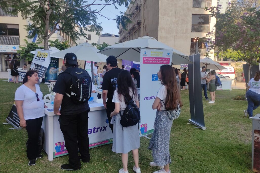 יריד תעסוקה לסטודנטים מפונים בגינת ההסתדרות בתל אביב (צילום: ניצן צבי כהן) יריד תעסוקה לסטודנטים מפונים בגינת ההסתדרות בתל אביב (צילום: ניצן צבי כהן)