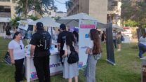 יריד תעסוקה לסטודנטים מפונים בגינת ההסתדרות בתל אביב (צילום: ניצן צבי כהן)