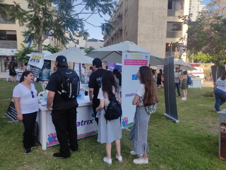 יריד תעסוקה לסטודנטים מפונים בגינת ההסתדרות בתל אביב (צילום: ניצן צבי כהן)