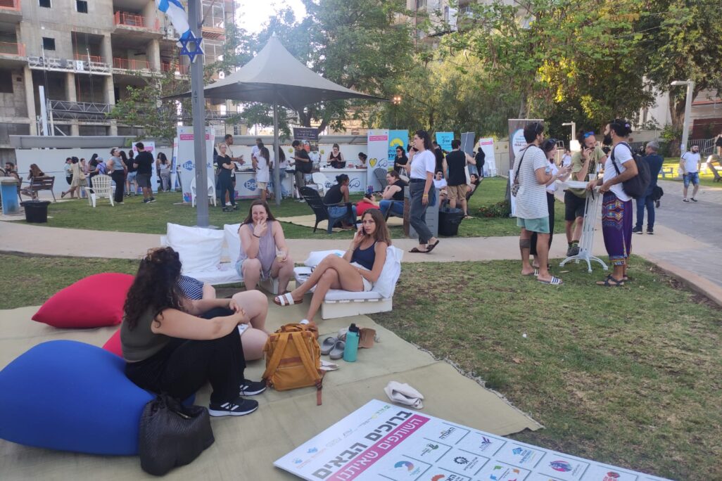 יריד תעסוקה לסטודנטים מפונים בגינת ההסתדרות בתל אביב (צילום: ניצן צבי כהן) יריד תעסוקה לסטודנטים מפונים בגינת ההסתדרות בתל אביב (צילום: ניצן צבי כהן)