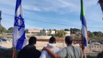 חניכים במכינת 'מעוז הארז', לצד דגל ישראל והדגל הדרוזי (צילום: יניב שרון)