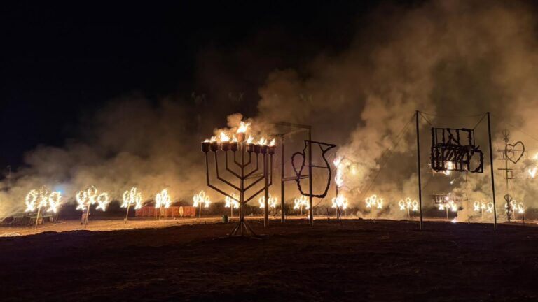 מפקד אש לחנוכה בקיבוץ ניר עוז (צילום: קיבוץ ניר עוז)