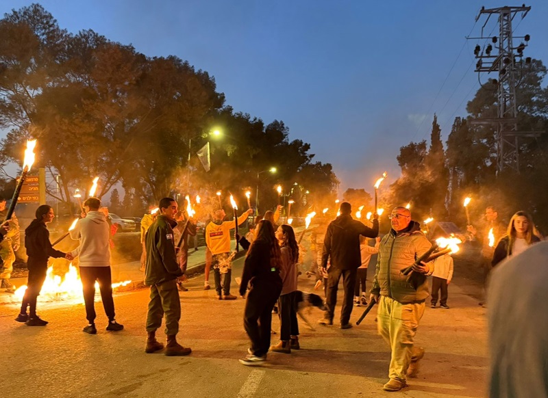 מפקד אש לחנוכה בקיבוץ ניר עוז (צילום: קיבוץ ניר עוז)