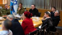 שר הביטחון ישראל כ"ץ (במרכז) והרמטכ"ל הרצי הלוי בדיון צוות המשנה של הקבינט המדיני-ביטחוני (צילום:  אריאל חרמוני, משרד הביטחון)