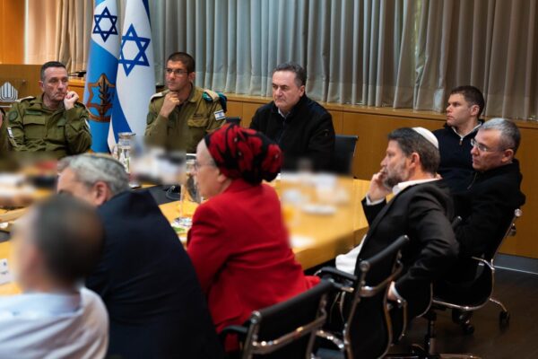 שר הביטחון ישראל כ"ץ (במרכז) והרמטכ"ל הרצי הלוי בדיון צוות המשנה של הקבינט המדיני-ביטחוני (צילום:  אריאל חרמוני, משרד הביטחון)