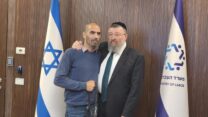 שר העבודה יואב בן צור (מימין) עם גיא שמחי, הממונה על תעסוקת אנשים עם מוגבלות בהסתדרות (צילום: דוברות שר העבודה)