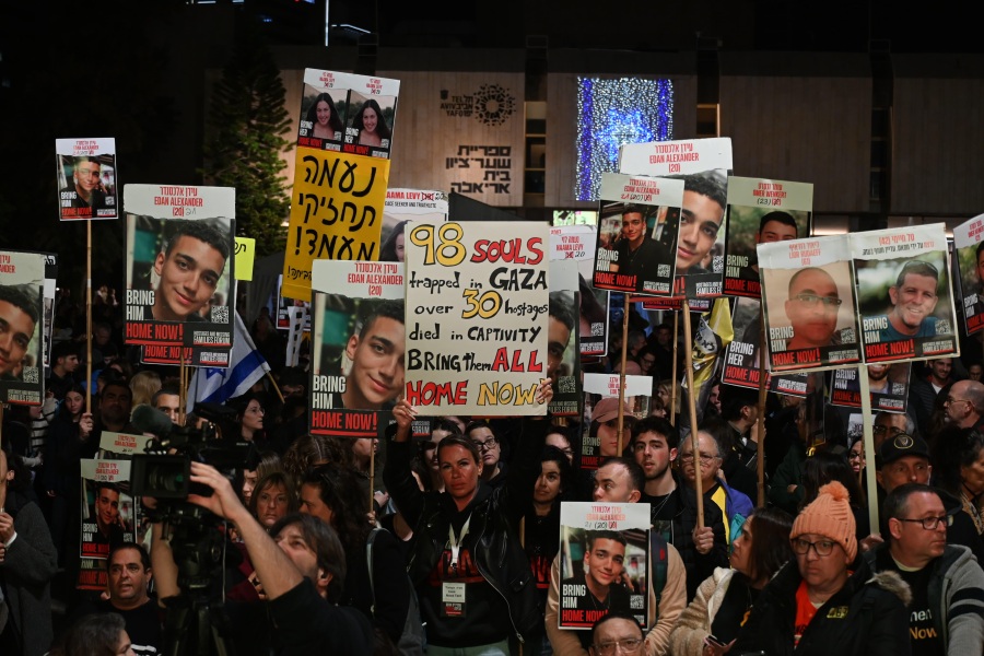 מפגינים בכיכר החטופים בתל אביב (צילום: פאולינה פטימר) מפגינים בכיכר החטופים בתל אביב (צילום: פאולינה פטימר)
