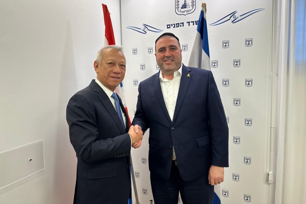שר הפנים משה ארבל ושר העבודה התאילנדי פיפאט ראטשקיטפראקרן (צילום: משרד הפנים) שר הפנים משה ארבל ושר העבודה התאילנדי פיפאט ראטשקיטפראקרן (צילום: משרד הפנים)