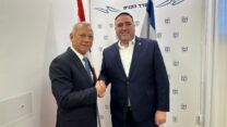 שר הפנים משה ארבל ושר העבודה התאילנדי פיפאט ראטשקיטפראקרן (צילום: משרד הפנים)