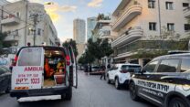 ניידות משטרה ומד"א בזירת פיגוע דקירה בדרום תל אביב (צילום: דוברות המשטרה)