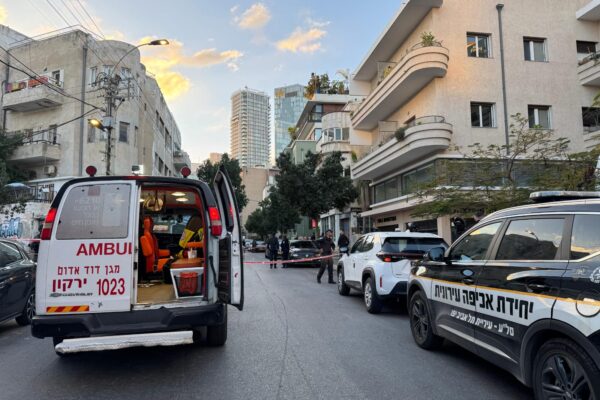ניידות משטרה ומד"א בזירת פיגוע דקירה בדרום תל אביב (צילום: דוברות המשטרה)