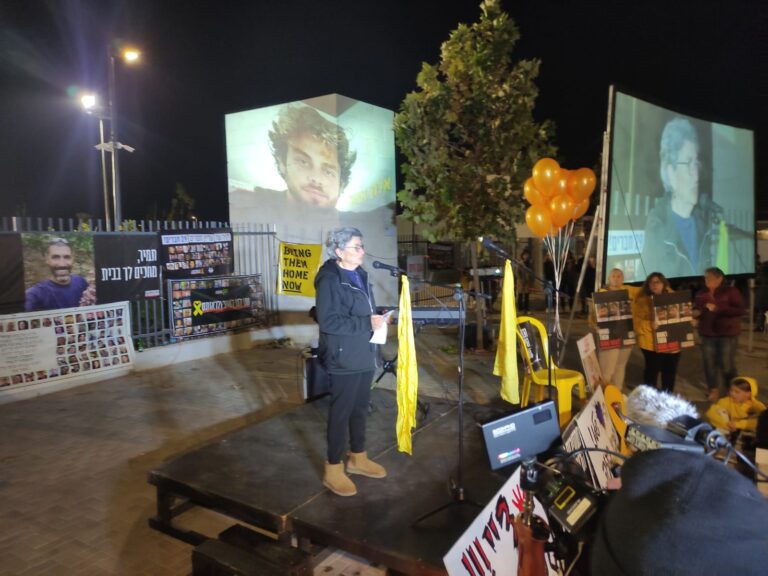 עדינה משה בעצרת של קהילת ניר עוז בקריית גת (צילום: ניצן צבי כהן)