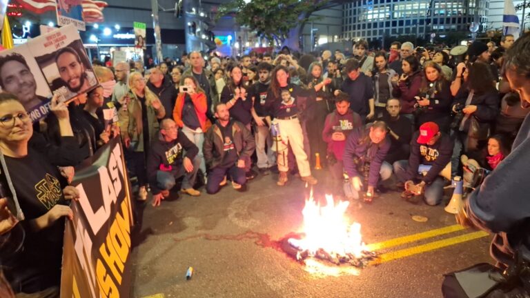 מפגינים מציתים מדורה בבגין (צילום: הדס יום טוב)
