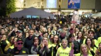 מאות אנשים בכיכר החטופים חוגגים את שובן של רומי גונן, דורון שטיינברכר ואמילי דמארי (צילום: כדיה לוי)