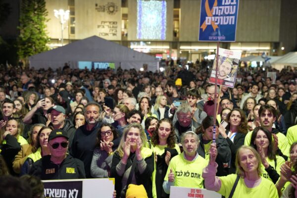 מאות אנשים בכיכר החטופים חוגגים את שובן של רומי גונן, דורון שטיינברכר ואמילי דמארי (צילום: כדיה לוי)