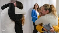 דורון שטיינברכר (משמאל) במפגש ראשון עם בני משפחתה לאחר שחרורה מהשבי, במרכז הרפואי שיבא (צילום: המרכז הרפואי שיבא)