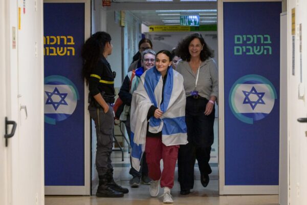 אמילי דמארי במפגש הראשוני עם משפחתה במרכז הרפואי שיבא (צילום: דוברות המרכז הרפואי שיבא)