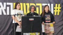ויקי כהן (באמצע), לצד אילת סמרנו ואלה בן עמי בהצהרת משפחות החטופים בתל אביב ב-24 בינואר 2025 (צילום: פאולינה פטימר)