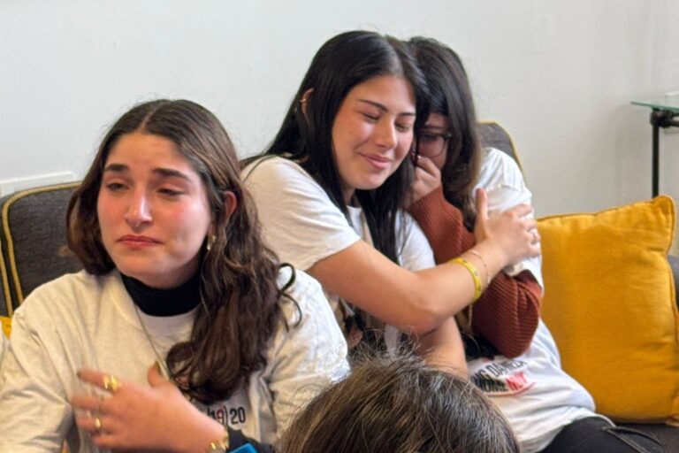 חברותיה של דניאלה גלבוע צופות ברגעי שחרורה (צילום: אלבום פרטי)