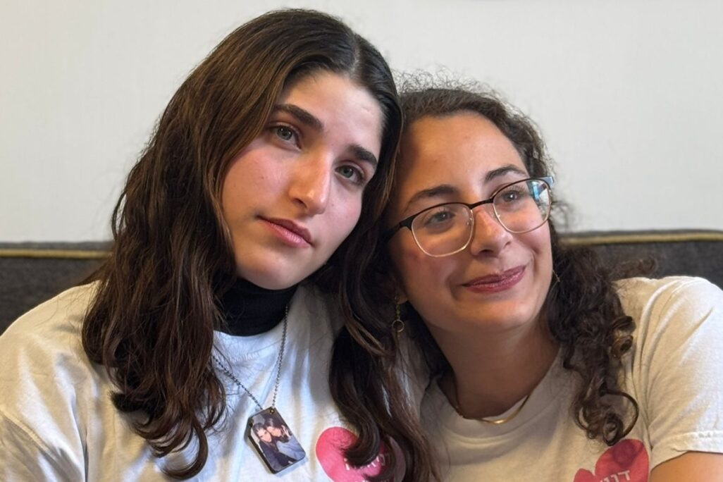 שירה חן (מימין), חברתה של התצפיתנית דניאלה גלבוע, צופה ברגעי השחרור שלה עם חברה (צילום: אלבום פרטי)
