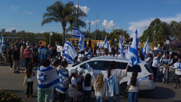 צעדה לרגל חזרתה של לירי אלבג משבי חמאס בכניסה למושב ירחיב (צילום: אמיתי פרץ)