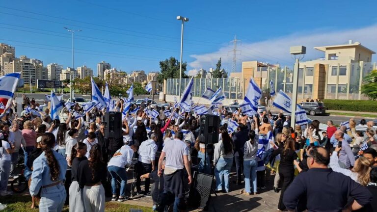 מסיבת רחוב בשכונה של דניאלה גלבוע עם שחרורה משבי חמאס (צילום: הדס יום טוב)