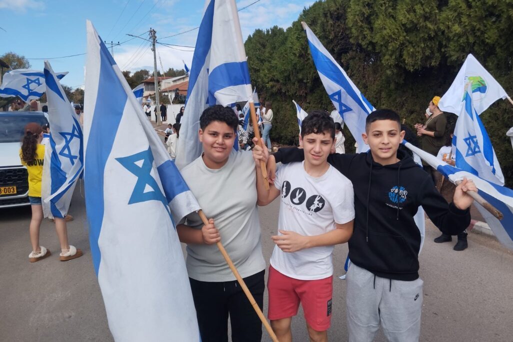 אמיר מלאכי (מימין) ליעד דפנה, ודביר חדד (13) ממושב ירחיב בתהלוכת שמחה לרגל שחרורה של לירי אלבג, תושבת המושב, משבי חמאס (צילום: אמיתי פרץ)