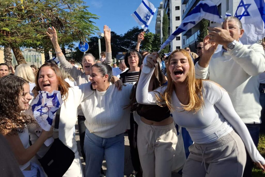 חוגגים בפתח תקווה את שחרורה של דניאלה גלבוע (צילום: הדס יום טוב)