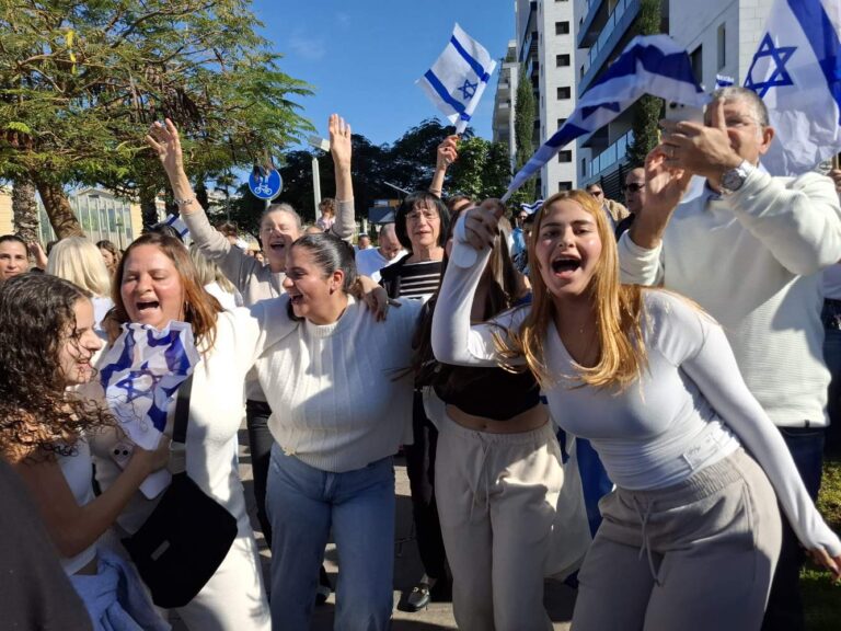 חוגגים בפתח תקווה את שחרורה של דניאלה גלבוע (צילום: הדס יום טוב)