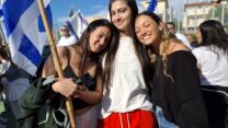 טליה דן (מימין), שירה קמר  ורותם דשט, חבריה ללימודים של דניאלה גלבוע (צילום: הדס יום טוב)