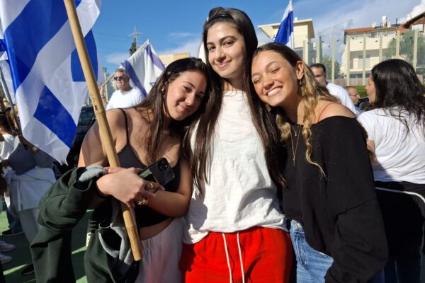 טליה דן (מימין), שירה קמר  ורותם דשט, חבריה ללימודים של דניאלה גלבוע (צילום: הדס יום טוב)
