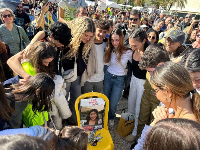 חברותיה של נעמה לוי קורעות את הצמיד שנשא את שמה, עם ההודעה על שחרורה, בכיכר החטופים בתל אביב (צילום: אורי סלע)