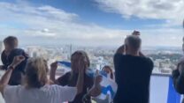 בני משפחת גליסמן חוגגים את החזרתן של החטופות בקומה ה-20 מול מתחם המסוקים בביה"ח בילינסון בפ"ת (צילום: יהל פרג')