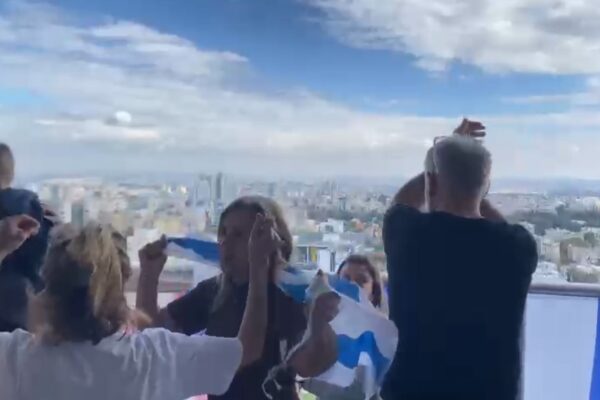 בני משפחת גליסמן חוגגים את החזרתן של החטופות בקומה ה-20 מול מתחם המסוקים בביה"ח בילינסון בפ"ת (צילום: יהל פרג')