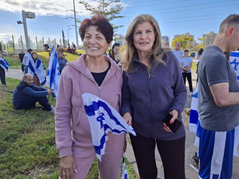 שולי שרב (מימין) ושושי בן יורם, סמוך לביתה של דניאלה גלבוע ביום שחרורה משבי חמאס (צילום: הדס יום טוב)