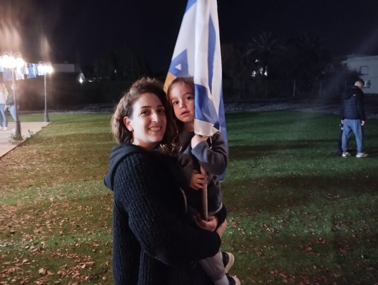 דניאל שרייר ובתה, בחגיגות שחרורה של לירי אלבג במושב ירחיב (צילום: אמיתי פרץ)
